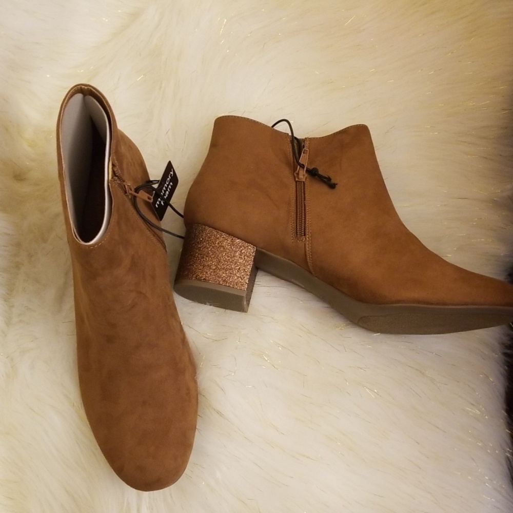 AJ Paisley brown memory foam booties size 12